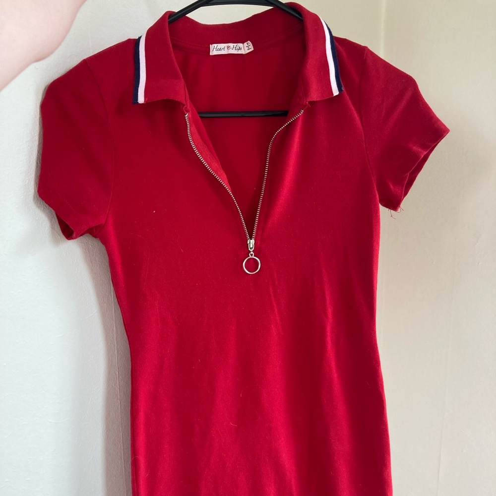 Sporty red mini dress with collar